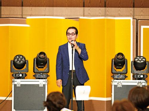 あいさつする桃園忠会長